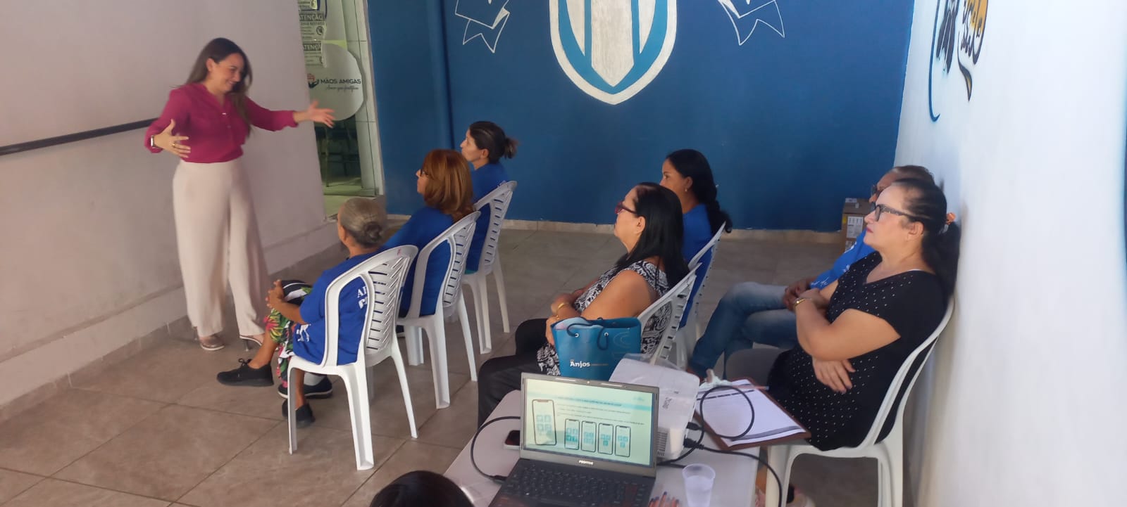 Participantes conhecendo as funcionalidades